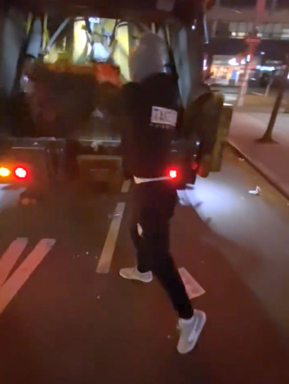 Imagini cu ultima aroganță a supercampionului din box care și-a anunțat retragerea la 26 de ani: „Da, sunt gunoier! Câștig mai mulți bani”