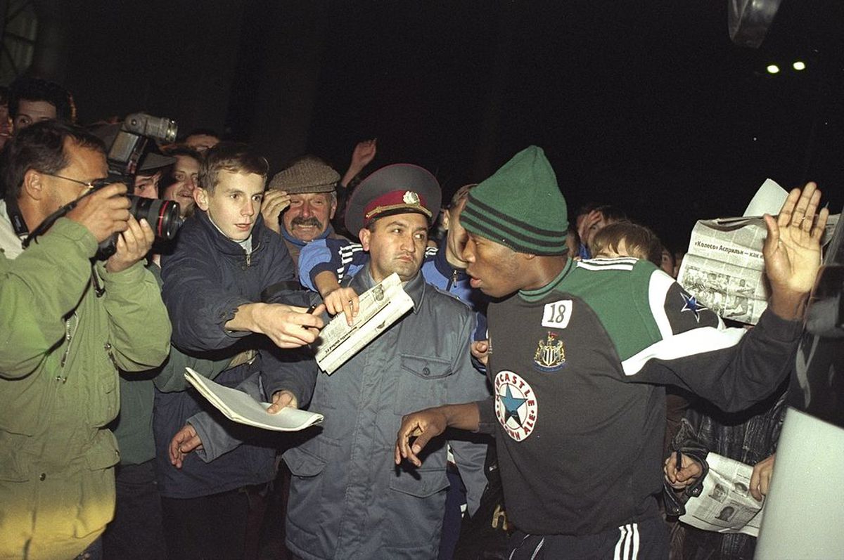 Cel mai controversat star din fotbal a împlinit 54 de ani » S-a contrat cu Hagi, oamenii lui Escobar au vrut să-i omoare adversarii, iar acum vinde prezervative: „Ăsta sunt: mult sex, fără reguli și viață adevărată!”