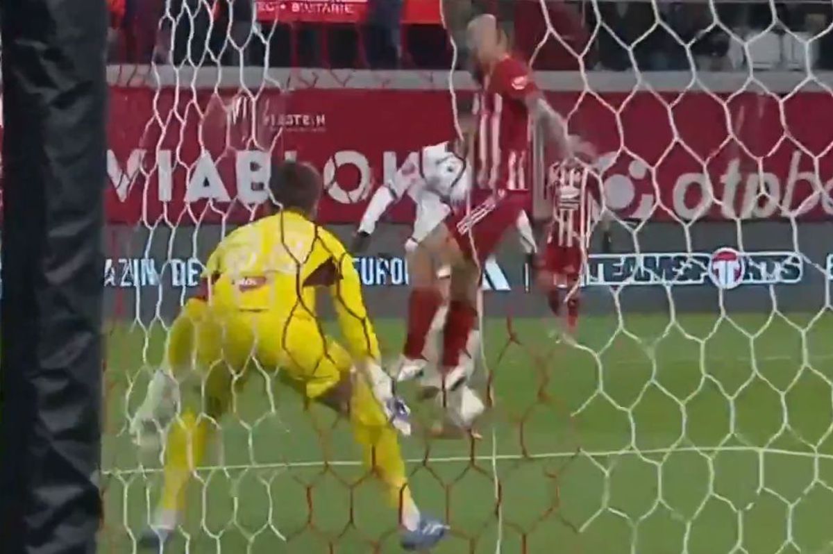 Două faze controversate în Sepsi - Rapid » Giuleștenii au cerut penalty de două ori în 5 minute