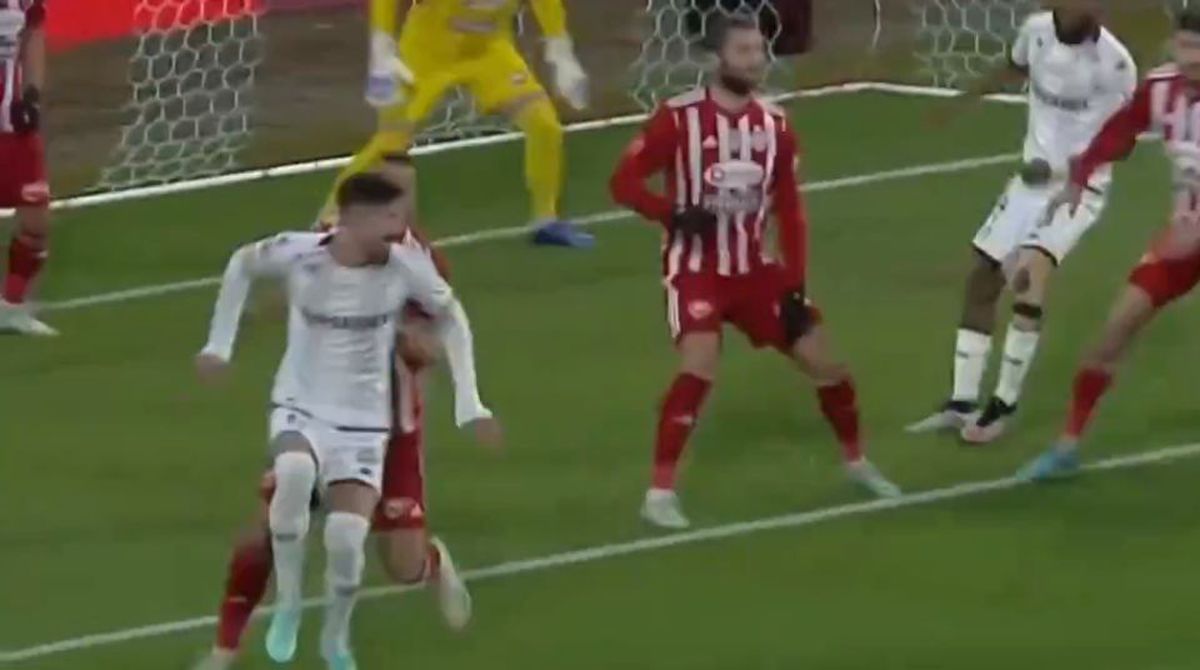 Două faze controversate în Sepsi - Rapid » Giuleștenii au cerut penalty de două ori în 5 minute