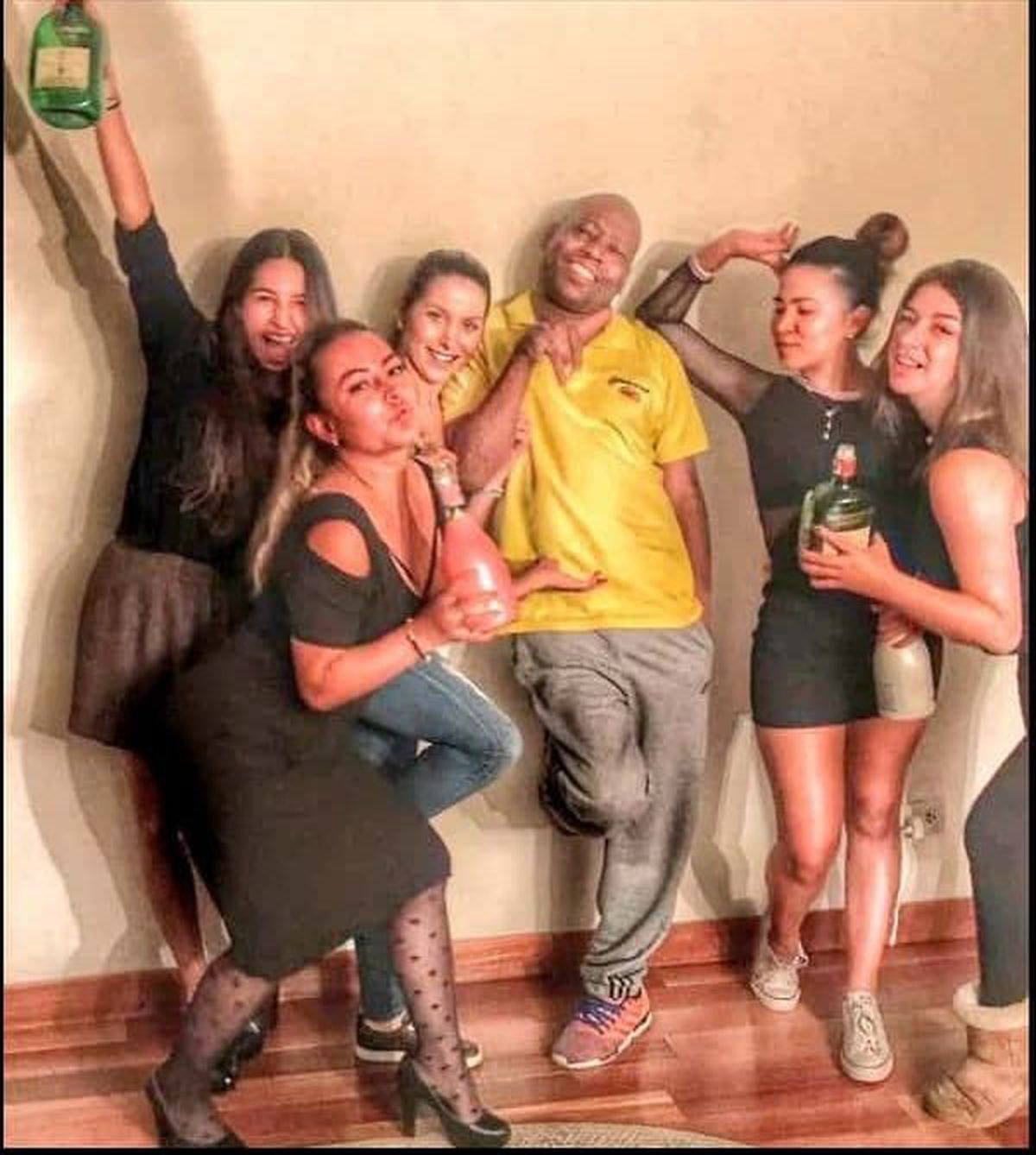 Cel mai controversat star din fotbal a împlinit 54 de ani » S-a contrat cu Hagi, oamenii lui Escobar au vrut să-i omoare adversarii, iar acum vinde prezervative: „Ăsta sunt: mult sex, fără reguli și viață adevărată!”