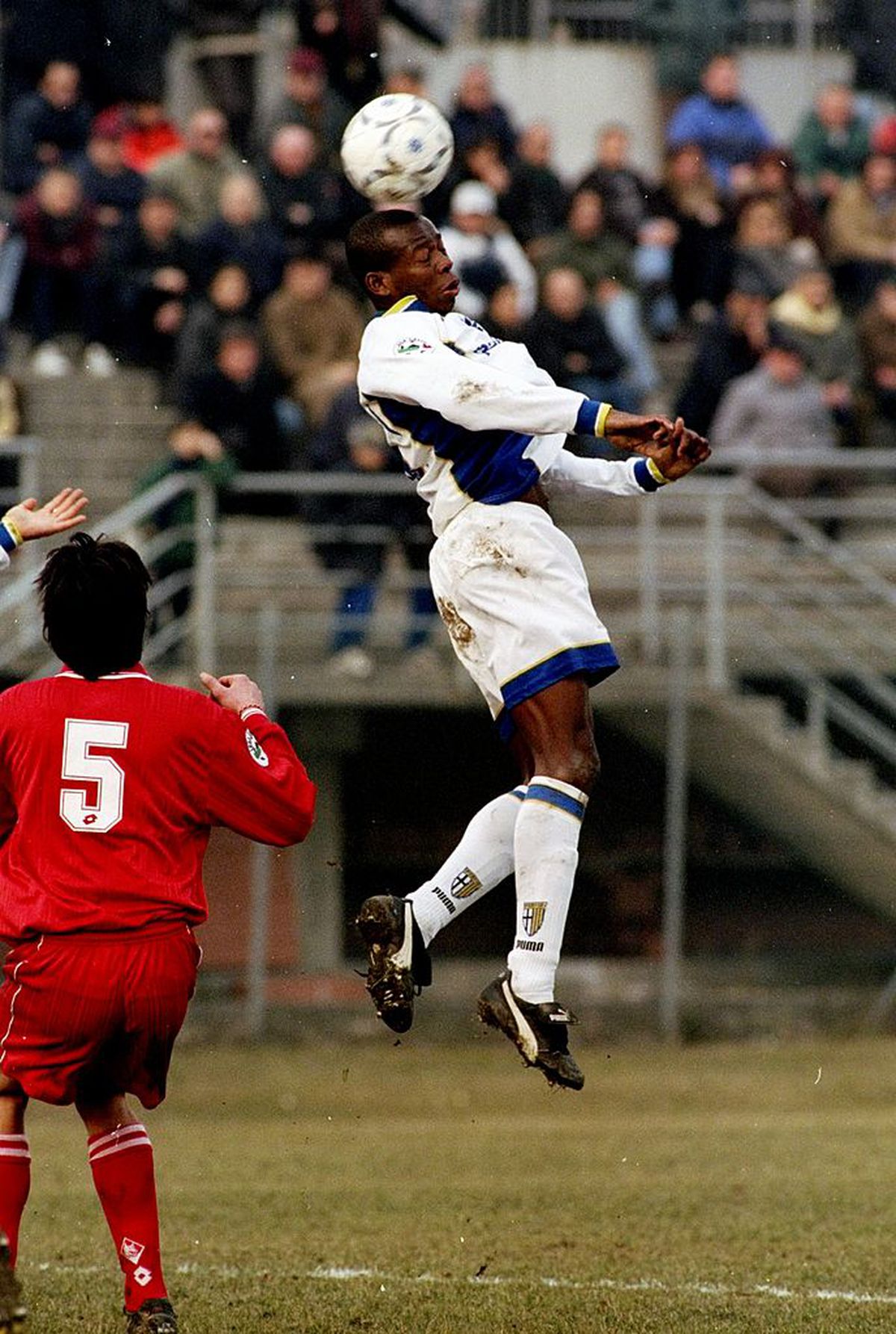 Cel mai controversat star din fotbal a împlinit 54 de ani » S-a contrat cu Hagi, oamenii lui Escobar au vrut să-i omoare adversarii, iar acum vinde prezervative: „Ăsta sunt: mult sex, fără reguli și viață adevărată!”