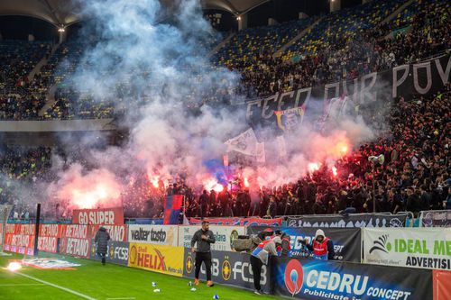 Partida Romilor a făcut plângere penală împotriva suporterilor din Peluza Nord a celor de la FCSB, după ce aceștia au afișat mesaje rasiste la înfrângerea cu Rapid, scor 1-2.