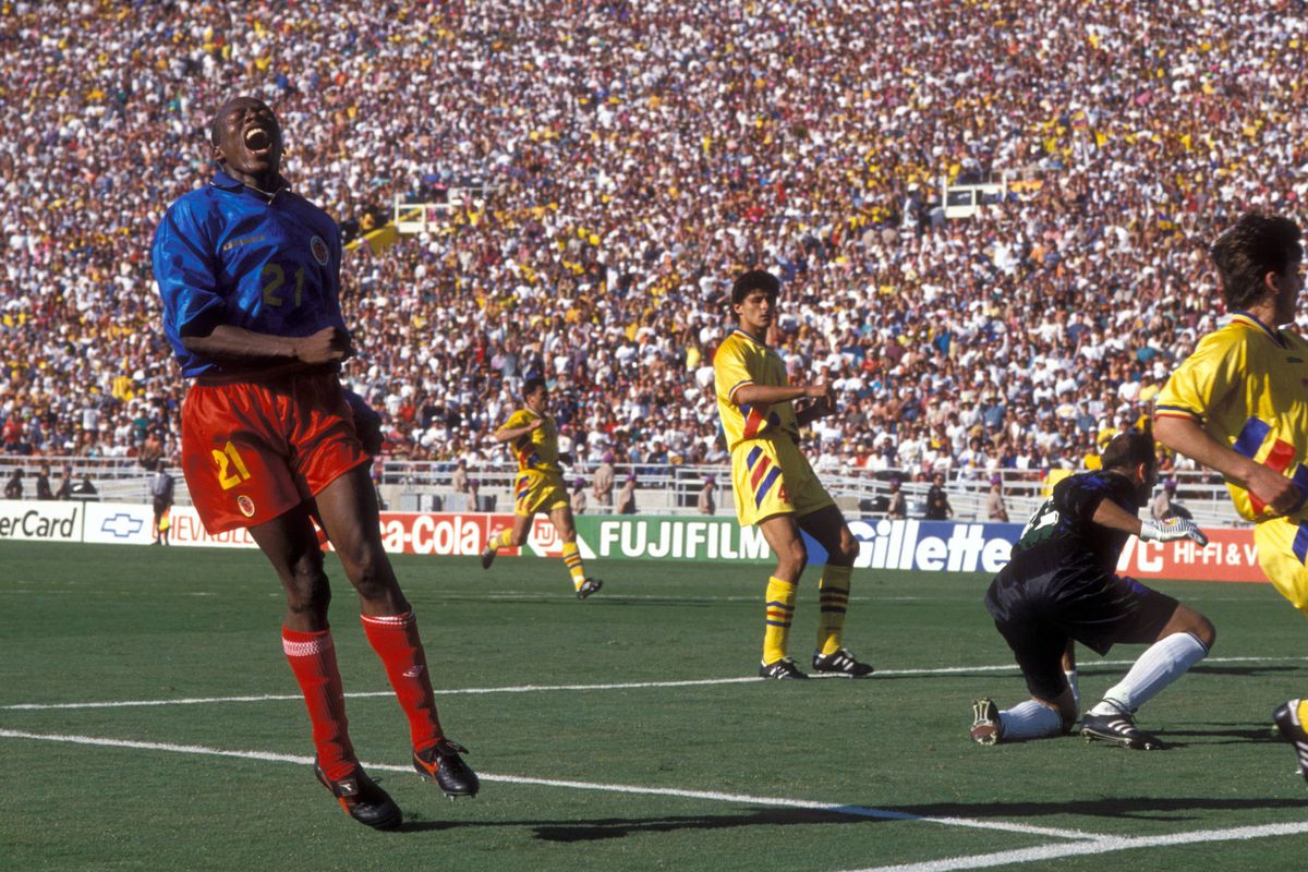 Cel mai controversat star din fotbal a împlinit 54 de ani » S-a contrat cu Hagi, oamenii lui Escobar au vrut să-i omoare adversarii, iar acum vinde prezervative: „Ăsta sunt: mult sex, fără reguli și viață adevărată!”