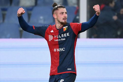 Radu Drăgușin (21 de ani), fundașul central al celor de la Genoa, a deschis scorul în meciul pe care Grifonul îl dispută pe teren propriu în compania Veronei, în runda cu numărul 12 din Serie A.