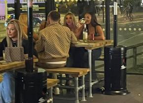 A trecut peste divorț! Starul englez a fost surprins într-un bar alături de 4 femei: „Îi plăcea atenția oferită!”