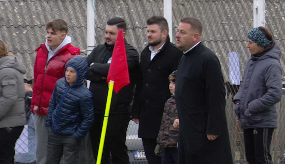 Preoți-antrenori, 2500 de mici, mămăligă amestecată cu bormașina și o galerie cu Mirel Rădoi, Claudiu Răducanu sau Adi Ilie prezenți » GSP a asistat la „cuplajul anului”, la o parohie: „Mama nu m-a lăsat, dar m-a vopsit mamaie”