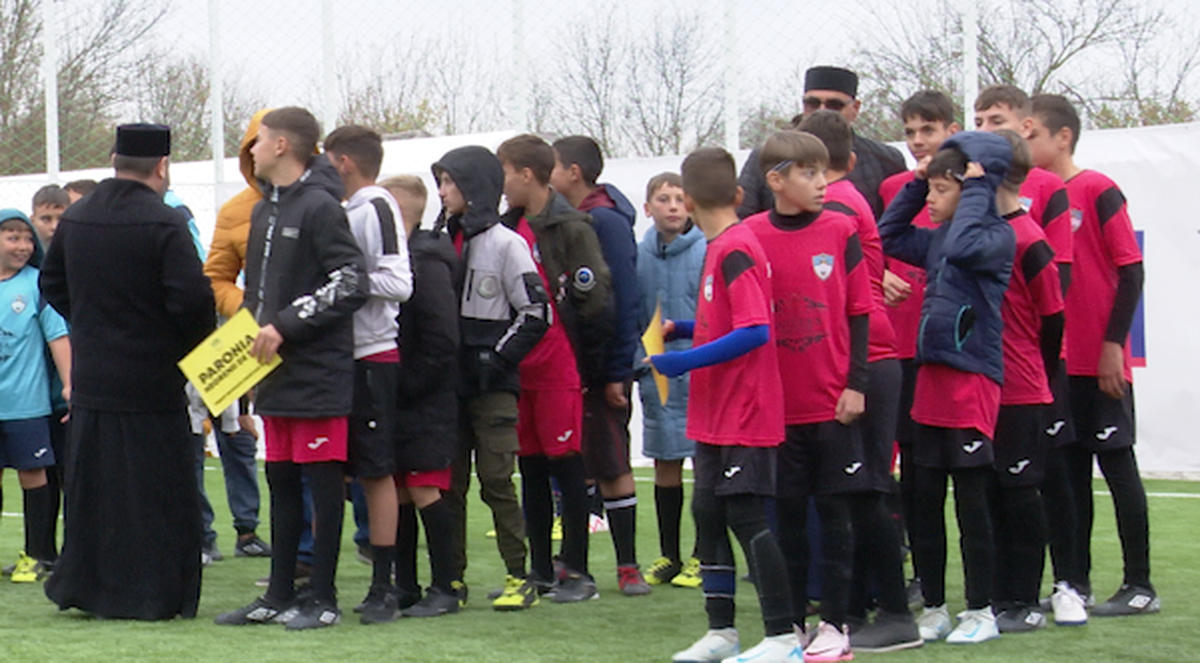 Preoți-antrenori, 2500 de mici, mămăligă amestecată cu bormașina și o galerie cu Mirel Rădoi, Claudiu Răducanu sau Adi Ilie prezenți » GSP a asistat la „cuplajul anului”, la o parohie: „Mama nu m-a lăsat, dar m-a vopsit mamaie”