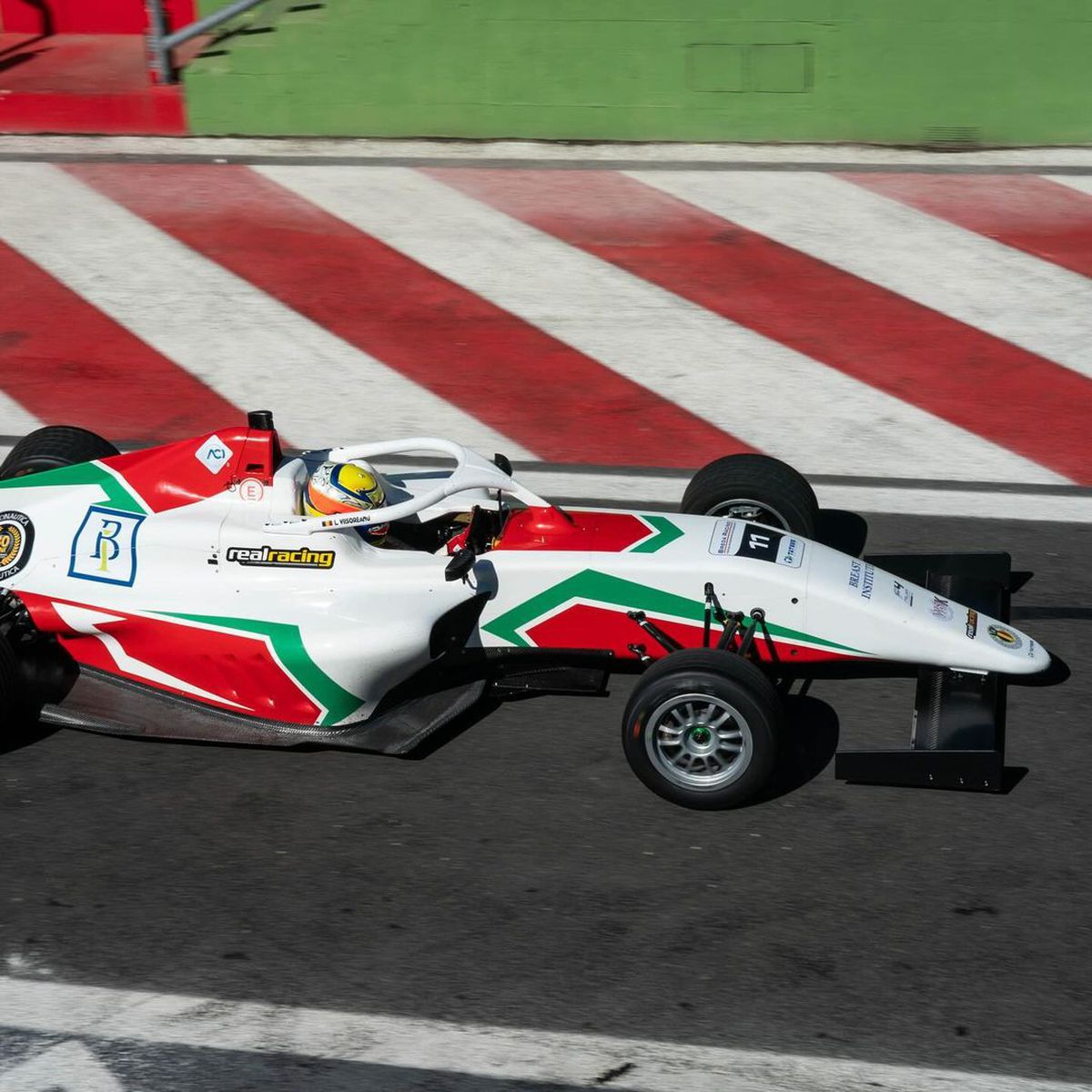 Luca Viișoreanu, puștiul de 15 ani care „aleargă” pe circuitele din Formula 4