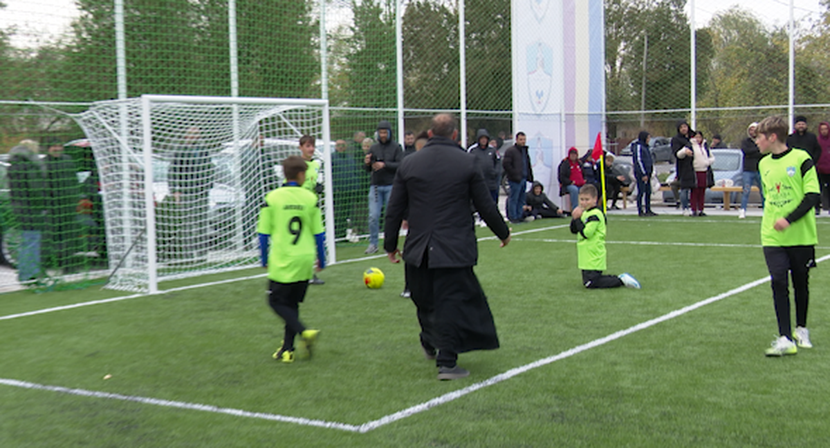 Preoți-antrenori, 2500 de mici, mămăligă amestecată cu bormașina și o galerie cu Mirel Rădoi, Claudiu Răducanu sau Adi Ilie prezenți » GSP a asistat la „cuplajul anului”, la o parohie: „Mama nu m-a lăsat, dar m-a vopsit mamaie”