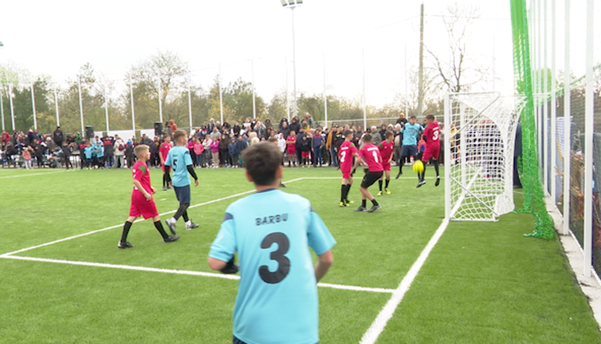 Antrenori în sutană, 2500 mici, mămăligă amestecată cu bormașina și Liturghie pe terenul sintetic, cu Mirel Rădoi, Claudiu Răducanu sau Adi Ilie drept martori » GSP a asistat la un turneu între echipele de fotbal a opt parohii din județul Teleorman