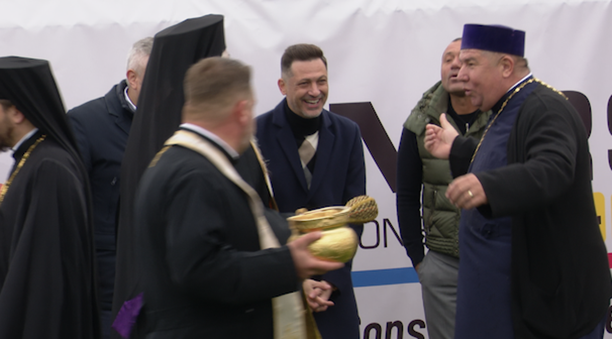 Preoți-antrenori, 2500 de mici, mămăligă amestecată cu bormașina și o galerie cu Mirel Rădoi, Claudiu Răducanu sau Adi Ilie prezenți » GSP a asistat la „cuplajul anului”, la o parohie: „Mama nu m-a lăsat, dar m-a vopsit mamaie”