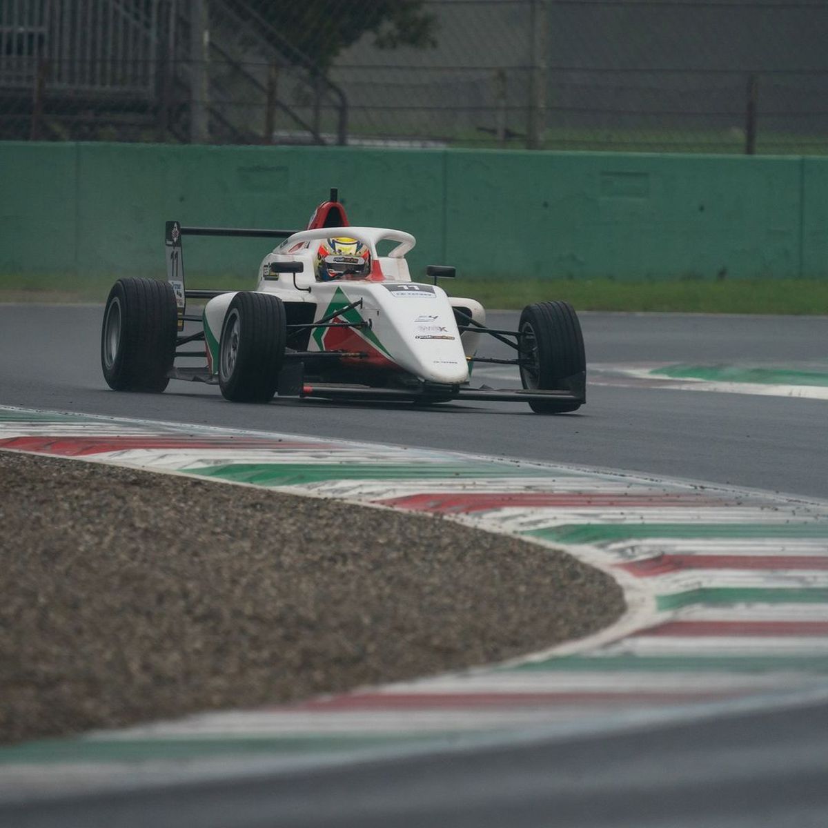 Luca Viișoreanu, puștiul de 15 ani care „aleargă” pe circuitele din Formula 4