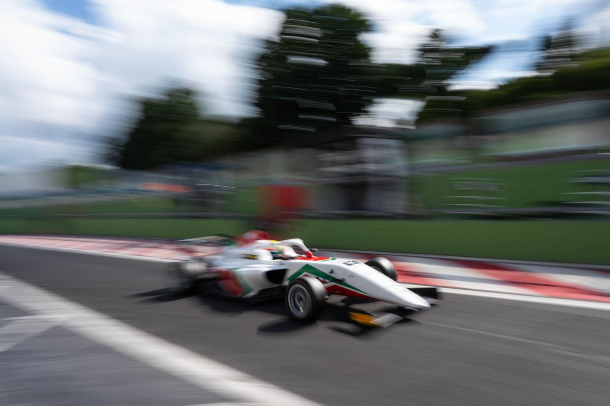 „Dacă ți-e frică, n-ai șanse!” » Povestea puștiului din România care „aleargă” cu 250 km/h la Imola sau Barcelona, cu speranța de Formula 1