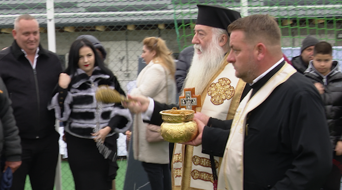 Antrenori în sutană, 2500 mici, mămăligă amestecată cu bormașina și Liturghie pe terenul sintetic, cu Mirel Rădoi, Claudiu Răducanu sau Adi Ilie drept martori » GSP a asistat la un turneu între echipele de fotbal a opt parohii din județul Teleorman