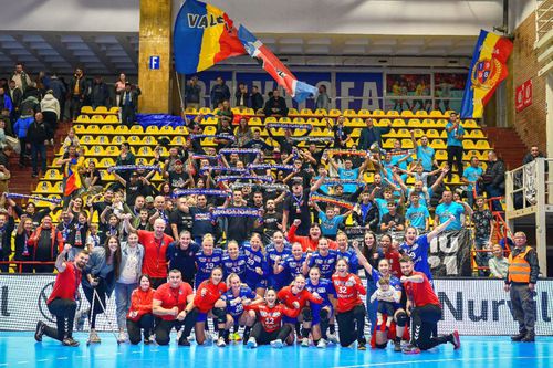 SCM Rm. Vâlcea conduce la „pauza” meciului cu Debrecen // sursă foto: Facebook @ SCM Râmnicu Vâlcea - Handbal feminin