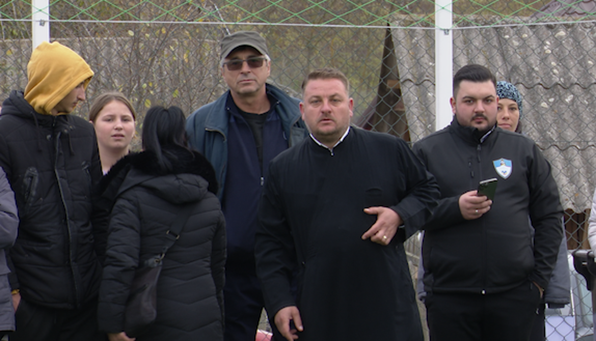 Preoți-antrenori, 2500 de mici, mămăligă amestecată cu bormașina și o galerie cu Mirel Rădoi, Claudiu Răducanu sau Adi Ilie prezenți » GSP a asistat la „cuplajul anului”, la o parohie: „Mama nu m-a lăsat, dar m-a vopsit mamaie”