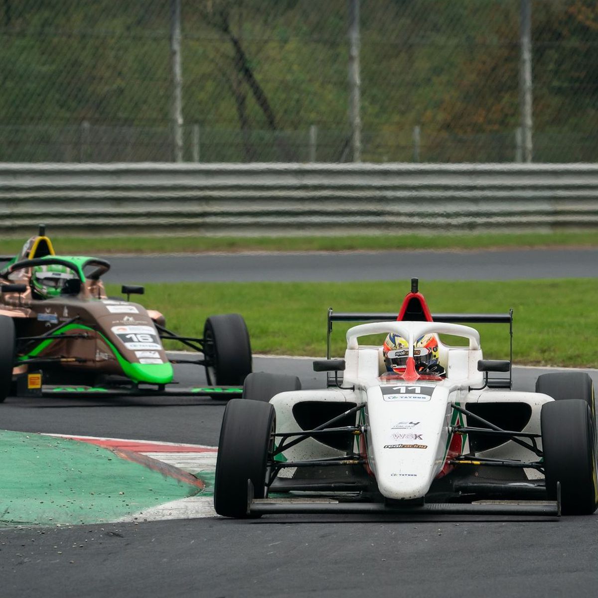 „Dacă ți-e frică, n-ai șanse!” » Povestea puștiului din România care „aleargă” cu 250 km/h la Imola sau Barcelona, cu speranța de Formula 1