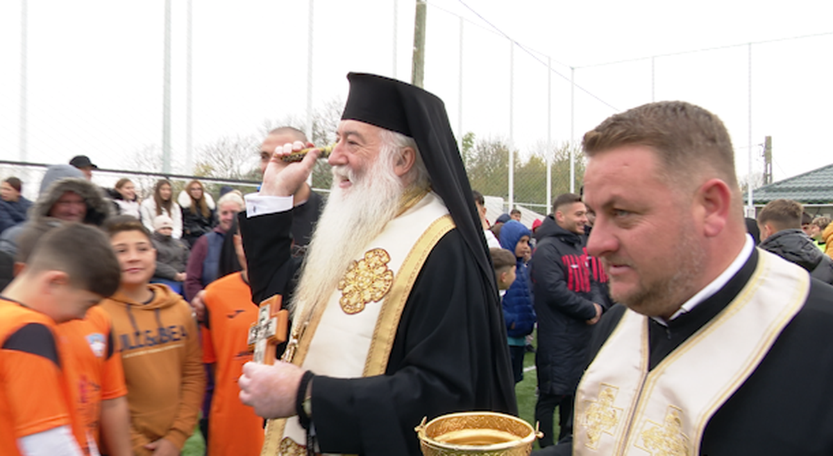 Preoți-antrenori, 2500 de mici, mămăligă amestecată cu bormașina și o galerie cu Mirel Rădoi, Claudiu Răducanu sau Adi Ilie prezenți » GSP a asistat la „cuplajul anului”, la o parohie: „Mama nu m-a lăsat, dar m-a vopsit mamaie”