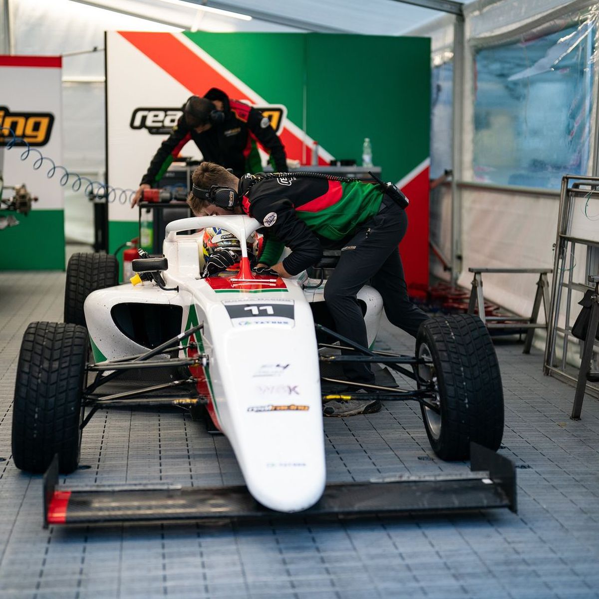 Luca Viișoreanu, puștiul de 15 ani care „aleargă” pe circuitele din Formula 4