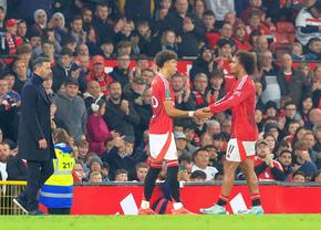 „Intrăm pe teren!” » Jucătorul de 40 de milioane a ajuns subiect de glume printre fanii lui Manchester United. Ce s-a auzit pe Old Trafford