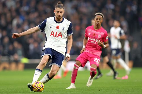 Radu Drăgușin, în ultimul meci disputat cu Tottnham, contra lui Ipswich // foto: Guliver/gettyimages