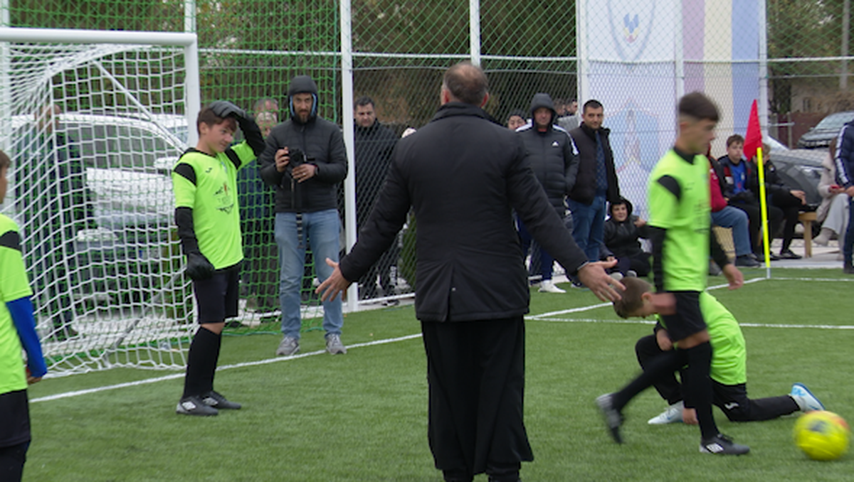 Preoți-antrenori, 2500 de mici, mămăligă amestecată cu bormașina și o galerie cu Mirel Rădoi, Claudiu Răducanu sau Adi Ilie prezenți » GSP a asistat la „cuplajul anului”, la o parohie: „Mama nu m-a lăsat, dar m-a vopsit mamaie”