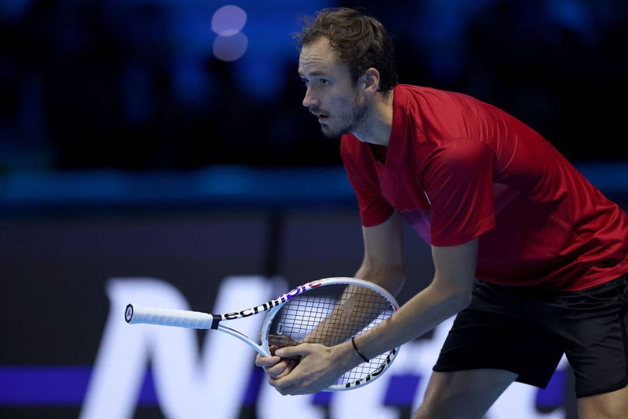 Spectacol îndoielnic: Daniil Medvedev s-a răzbunat pe rachetă, primind două avertismente, în înfrângerea din meciul cu Taylor Fritz la ATP Finals