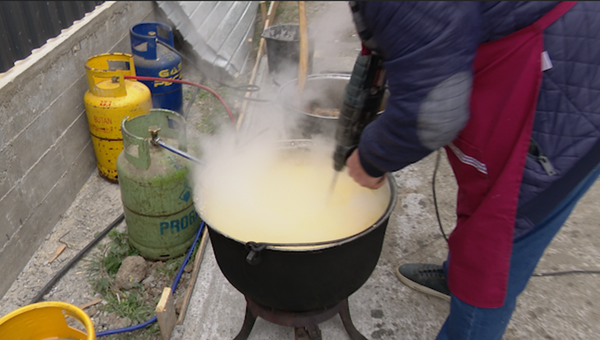 Preoți-antrenori, 2500 de mici, mămăligă amestecată cu bormașina și o galerie cu Mirel Rădoi, Claudiu Răducanu sau Adi Ilie prezenți » GSP a asistat la „cuplajul anului”, la o parohie: „Mama nu m-a lăsat, dar m-a vopsit mamaie”