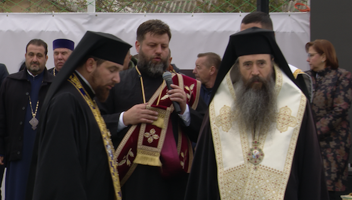 Preoți-antrenori, 2500 de mici, mămăligă amestecată cu bormașina și o galerie cu Mirel Rădoi, Claudiu Răducanu sau Adi Ilie prezenți » GSP a asistat la „cuplajul anului”, la o parohie: „Mama nu m-a lăsat, dar m-a vopsit mamaie”