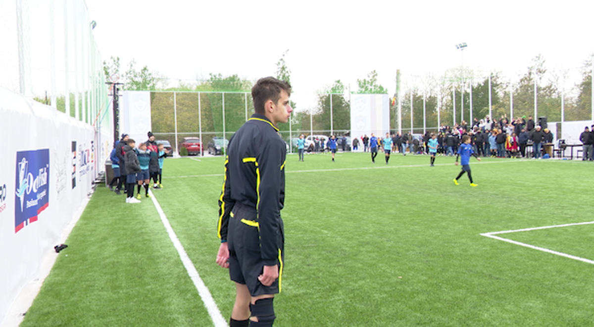 Antrenori în sutană, 2500 mici, mămăligă amestecată cu bormașina și Liturghie pe terenul sintetic, cu Mirel Rădoi, Claudiu Răducanu sau Adi Ilie drept martori » GSP a asistat la un turneu între echipele de fotbal a opt parohii din județul Teleorman