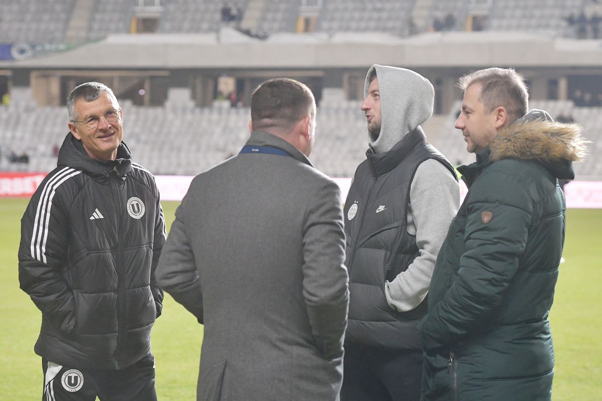 U Cluj - FCSB, încălzire și inspecția gazonului/ foto Cristi Pred (GSP)