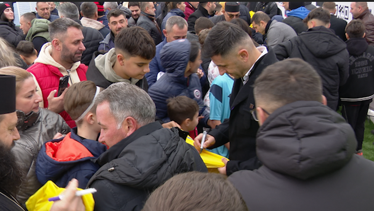 Preoți-antrenori, 2500 de mici, mămăligă amestecată cu bormașina și o galerie cu Mirel Rădoi, Claudiu Răducanu sau Adi Ilie prezenți » GSP a asistat la „cuplajul anului”, la o parohie: „Mama nu m-a lăsat, dar m-a vopsit mamaie”