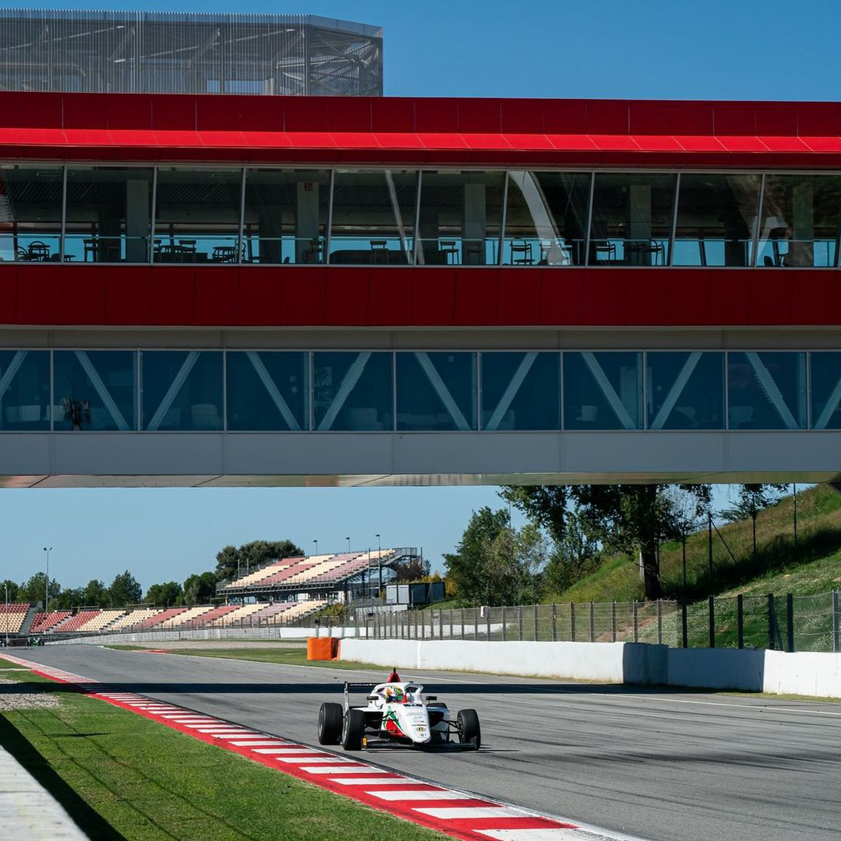 „Dacă ți-e frică, n-ai șanse!” » Povestea puștiului din România care „aleargă” cu 250 km/h la Imola sau Barcelona, cu speranța de Formula 1