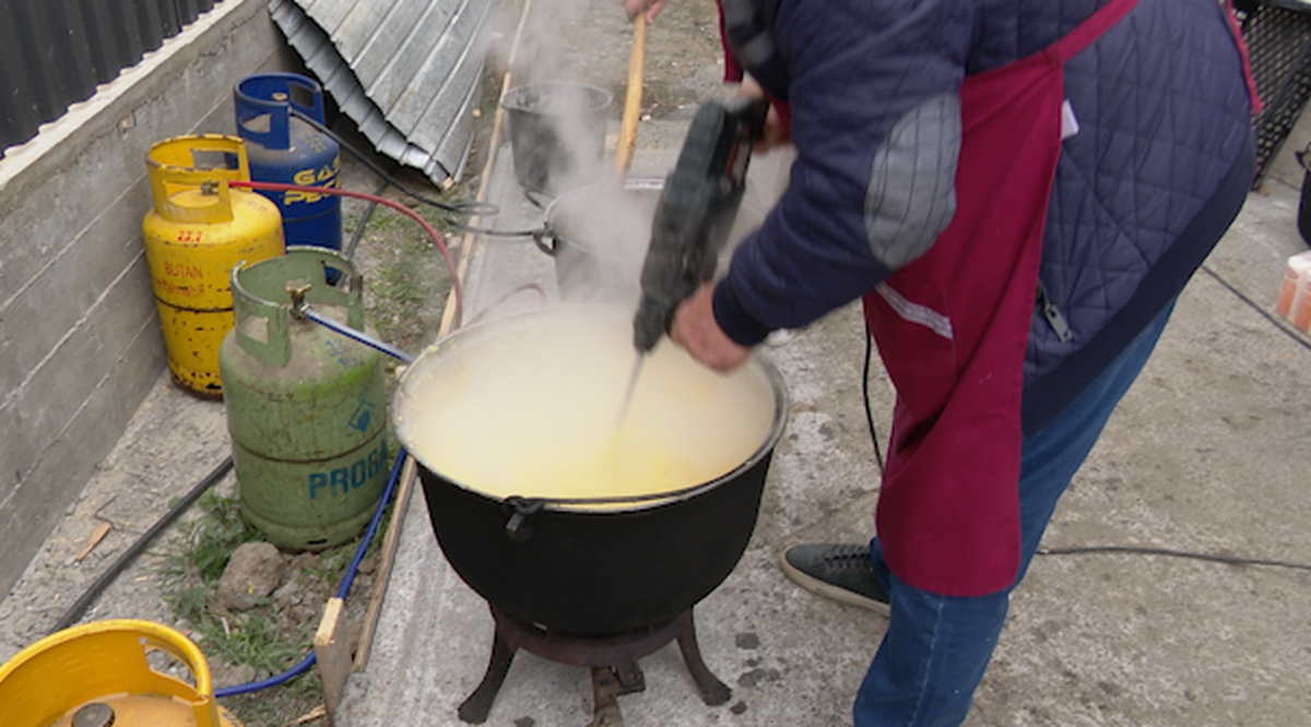 Preoți-antrenori, 2500 de mici, mămăligă amestecată cu bormașina și o galerie cu Mirel Rădoi, Claudiu Răducanu sau Adi Ilie prezenți » GSP a asistat la „cuplajul anului”, la o parohie: „Mama nu m-a lăsat, dar m-a vopsit mamaie”