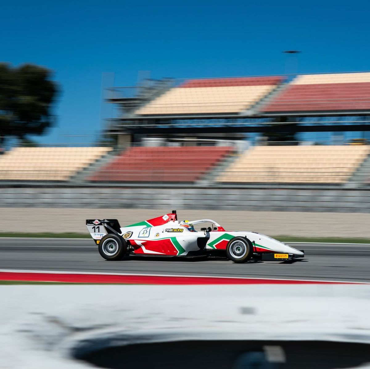 „Dacă ți-e frică, n-ai șanse!” » Povestea puștiului din România care „aleargă” cu 250 km/h la Imola sau Barcelona, cu speranța de Formula 1