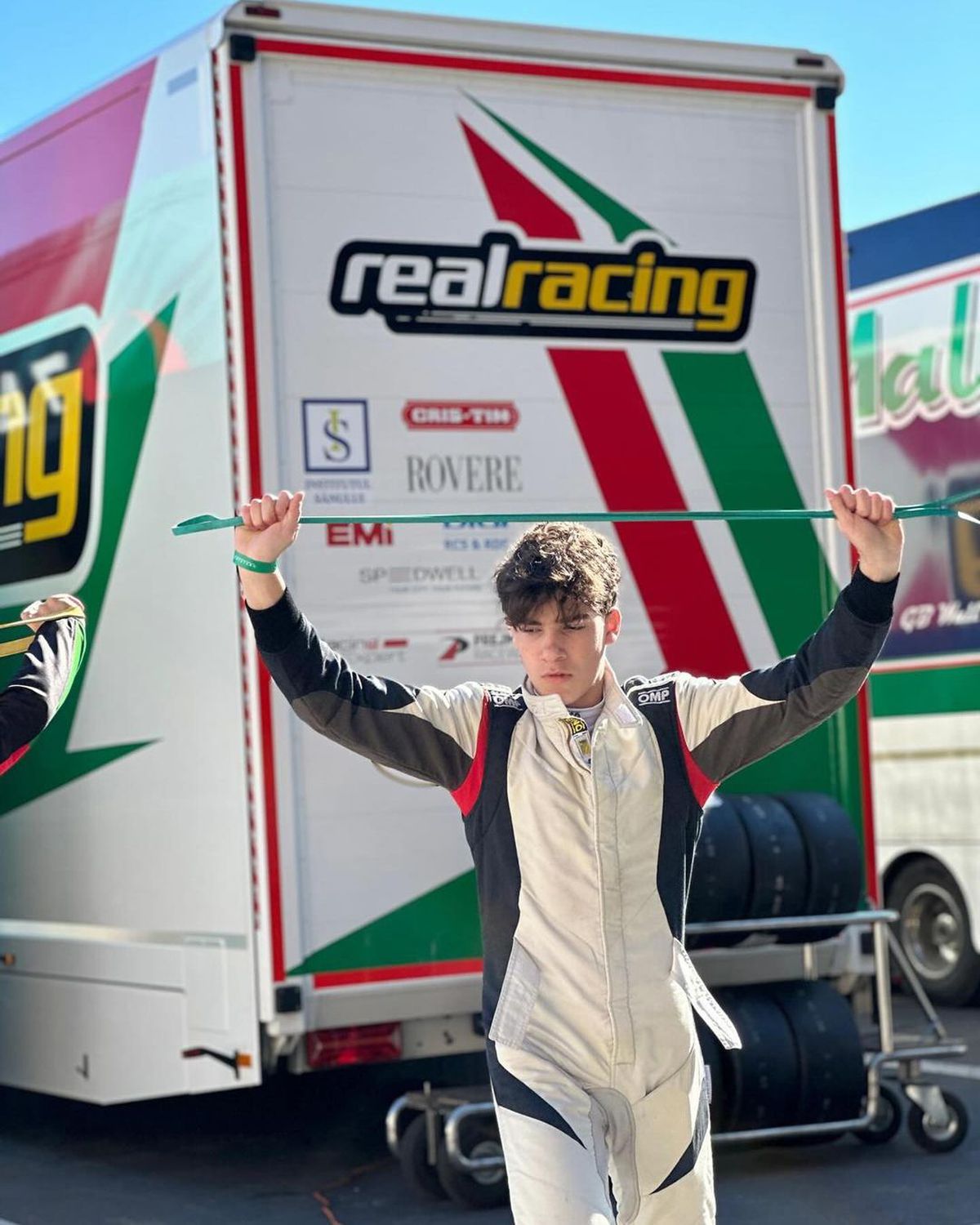 „Dacă ți-e frică, n-ai șanse!” » Povestea puștiului din România care „aleargă” cu 250 km/h la Imola sau Barcelona, cu speranța de Formula 1