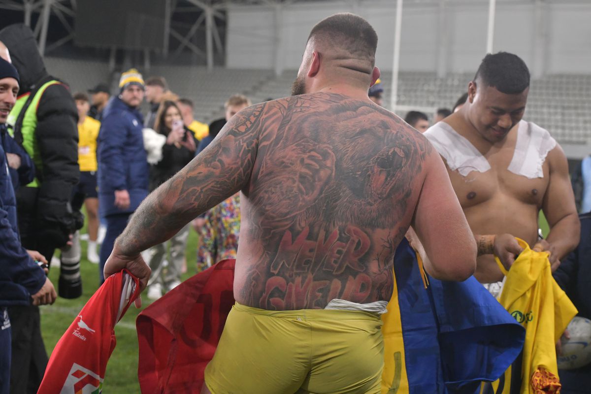 Fotoreporterul GSP a surprins imaginea serii după România – Tonga: tatuaj spectaculos, cu un urs, pentru un rugbyst român