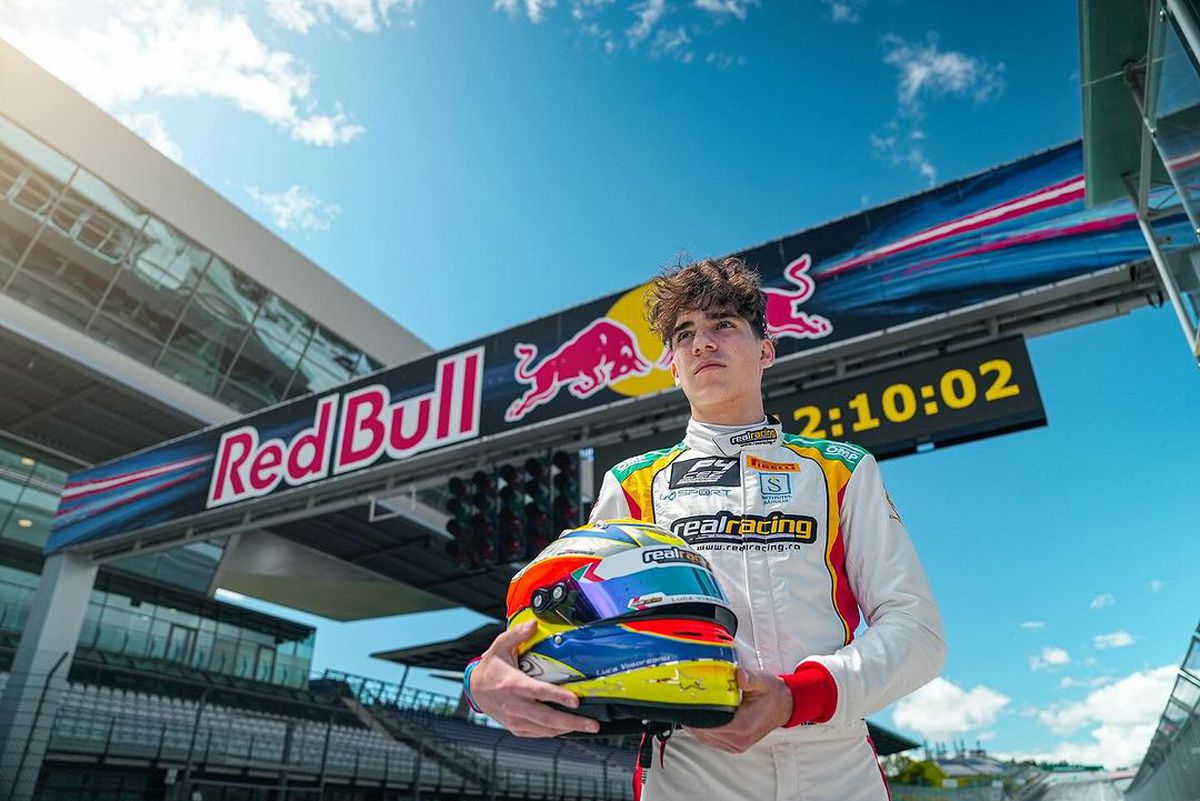 Luca Viișoreanu, puștiul de 15 ani care „aleargă” pe circuitele din Formula 4