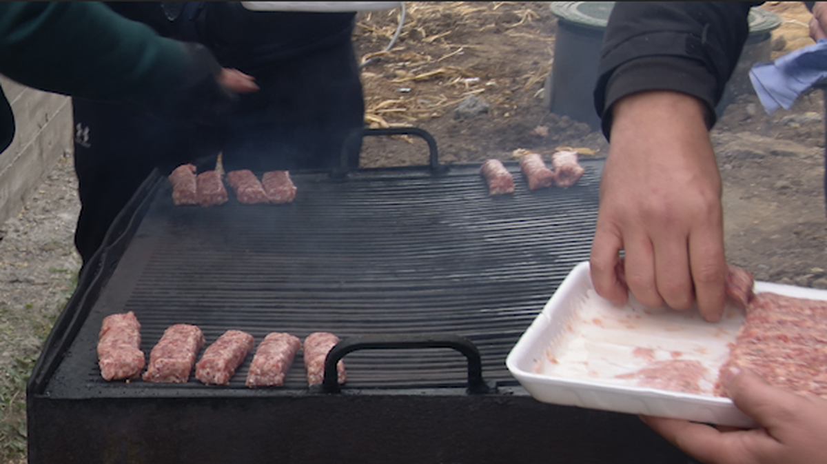 Preoți-antrenori, 2500 de mici, mămăligă amestecată cu bormașina și o galerie cu Mirel Rădoi, Claudiu Răducanu sau Adi Ilie prezenți » GSP a asistat la „cuplajul anului”, la o parohie: „Mama nu m-a lăsat, dar m-a vopsit mamaie”