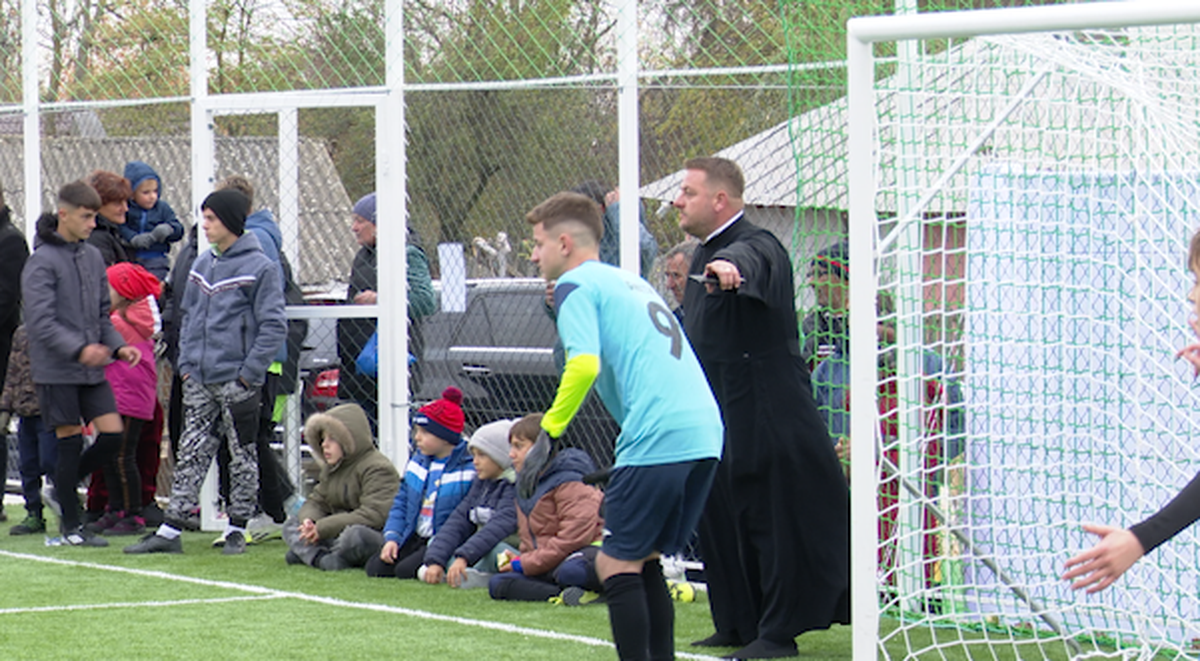 Preoți-antrenori, 2500 de mici, mămăligă amestecată cu bormașina și o galerie cu Mirel Rădoi, Claudiu Răducanu sau Adi Ilie prezenți » GSP a asistat la „cuplajul anului”, la o parohie: „Mama nu m-a lăsat, dar m-a vopsit mamaie”