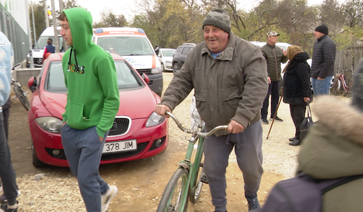 Antrenori în sutană, 2500 mici, mămăligă amestecată cu bormașina și Liturghie pe terenul sintetic, cu Mirel Rădoi, Claudiu Răducanu sau Adi Ilie drept martori » GSP a asistat la un turneu între echipele de fotbal a opt parohii din județul Teleorman