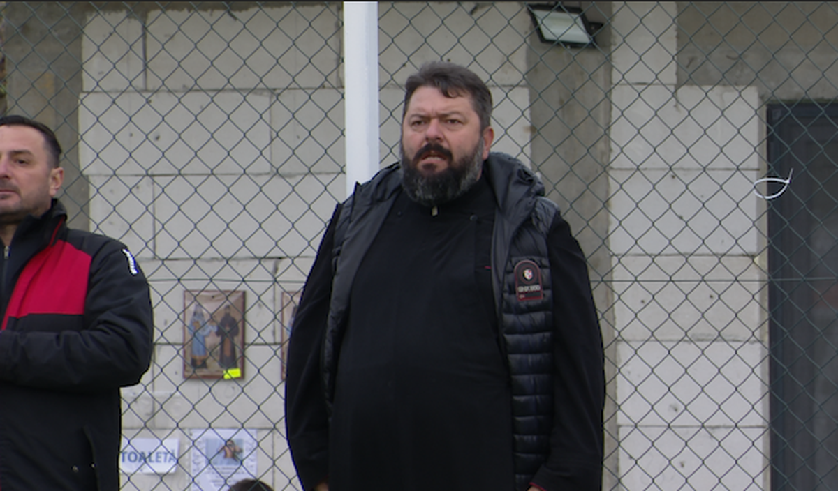 Preoți-antrenori, 2500 de mici, mămăligă amestecată cu bormașina și o galerie cu Mirel Rădoi, Claudiu Răducanu sau Adi Ilie prezenți » GSP a asistat la „cuplajul anului”, la o parohie: „Mama nu m-a lăsat, dar m-a vopsit mamaie”