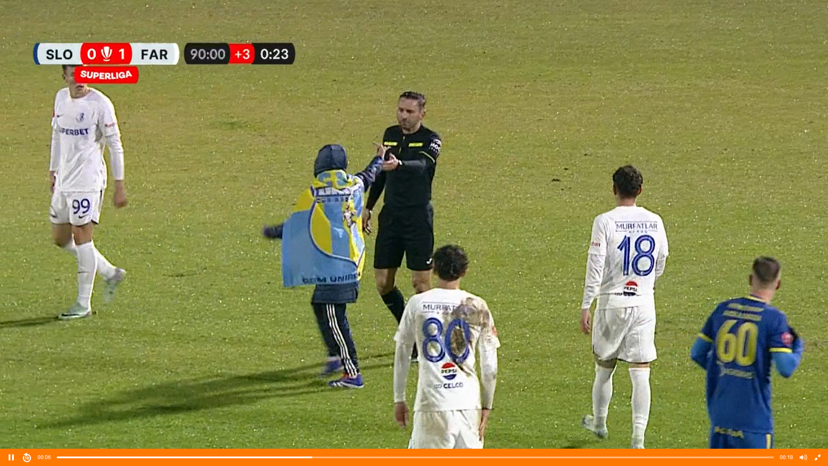 A venit nota de plată după momentul scandalos din Superliga! Sancțiunea primită de copilul care a intrat pe teren și i-a arătat semne obscene lui Colțescu
