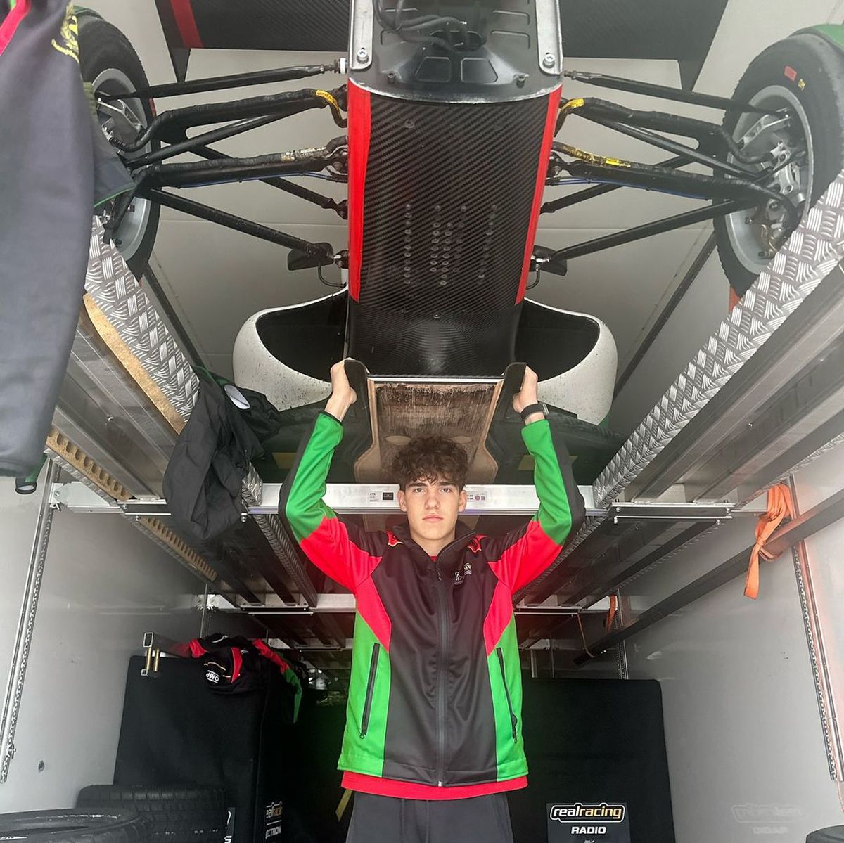 „Dacă ți-e frică, n-ai șanse!” » Povestea puștiului din România care „aleargă” cu 250 km/h la Imola sau Barcelona, cu speranța de Formula 1