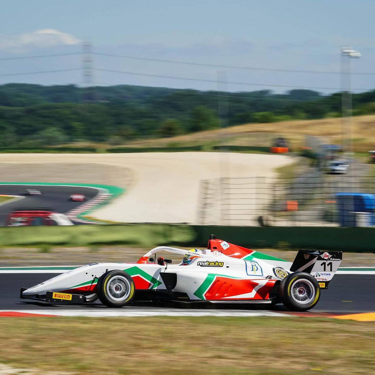 „Dacă ți-e frică, n-ai șanse!” » Povestea puștiului din România care „aleargă” cu 250 km/h la Imola sau Barcelona, cu speranța de Formula 1