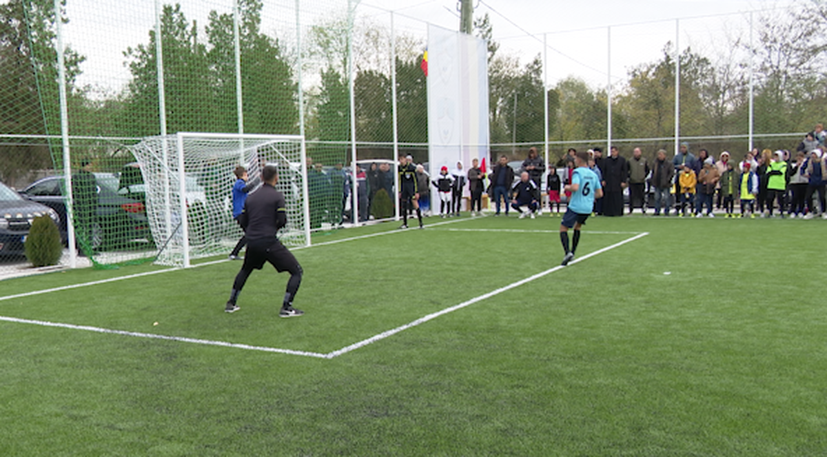 Preoți-antrenori, 2500 de mici, mămăligă amestecată cu bormașina și o galerie cu Mirel Rădoi, Claudiu Răducanu sau Adi Ilie prezenți » GSP a asistat la „cuplajul anului”, la o parohie: „Mama nu m-a lăsat, dar m-a vopsit mamaie”