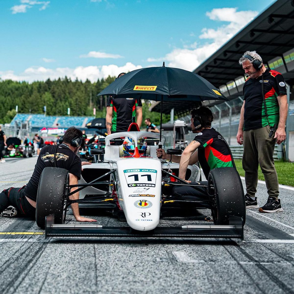 „Dacă ți-e frică, n-ai șanse!” » Povestea puștiului din România care „aleargă” cu 250 km/h la Imola sau Barcelona, cu speranța de Formula 1