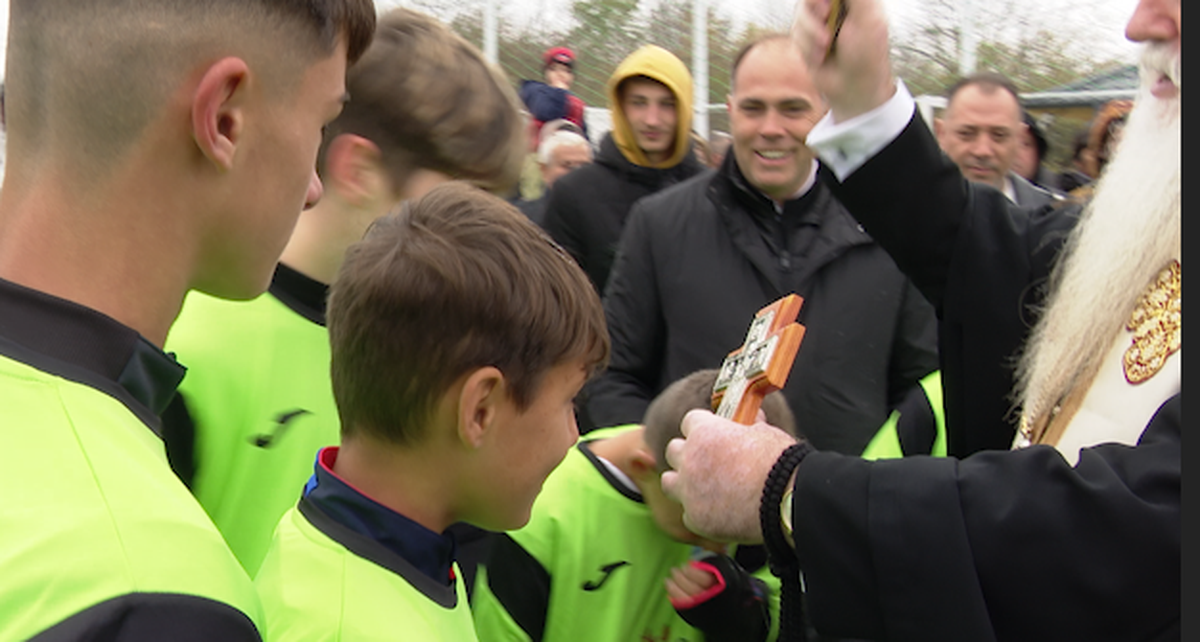 Antrenori în sutană, 2500 mici, mămăligă amestecată cu bormașina și Liturghie pe terenul sintetic, cu Mirel Rădoi, Claudiu Răducanu sau Adi Ilie drept martori » GSP a asistat la un turneu între echipele de fotbal a opt parohii din județul Teleorman