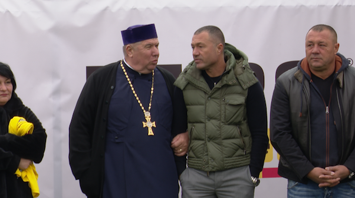 Preoți-antrenori, 2500 de mici, mămăligă amestecată cu bormașina și o galerie cu Mirel Rădoi, Claudiu Răducanu sau Adi Ilie prezenți » GSP a asistat la „cuplajul anului”, la o parohie: „Mama nu m-a lăsat, dar m-a vopsit mamaie”